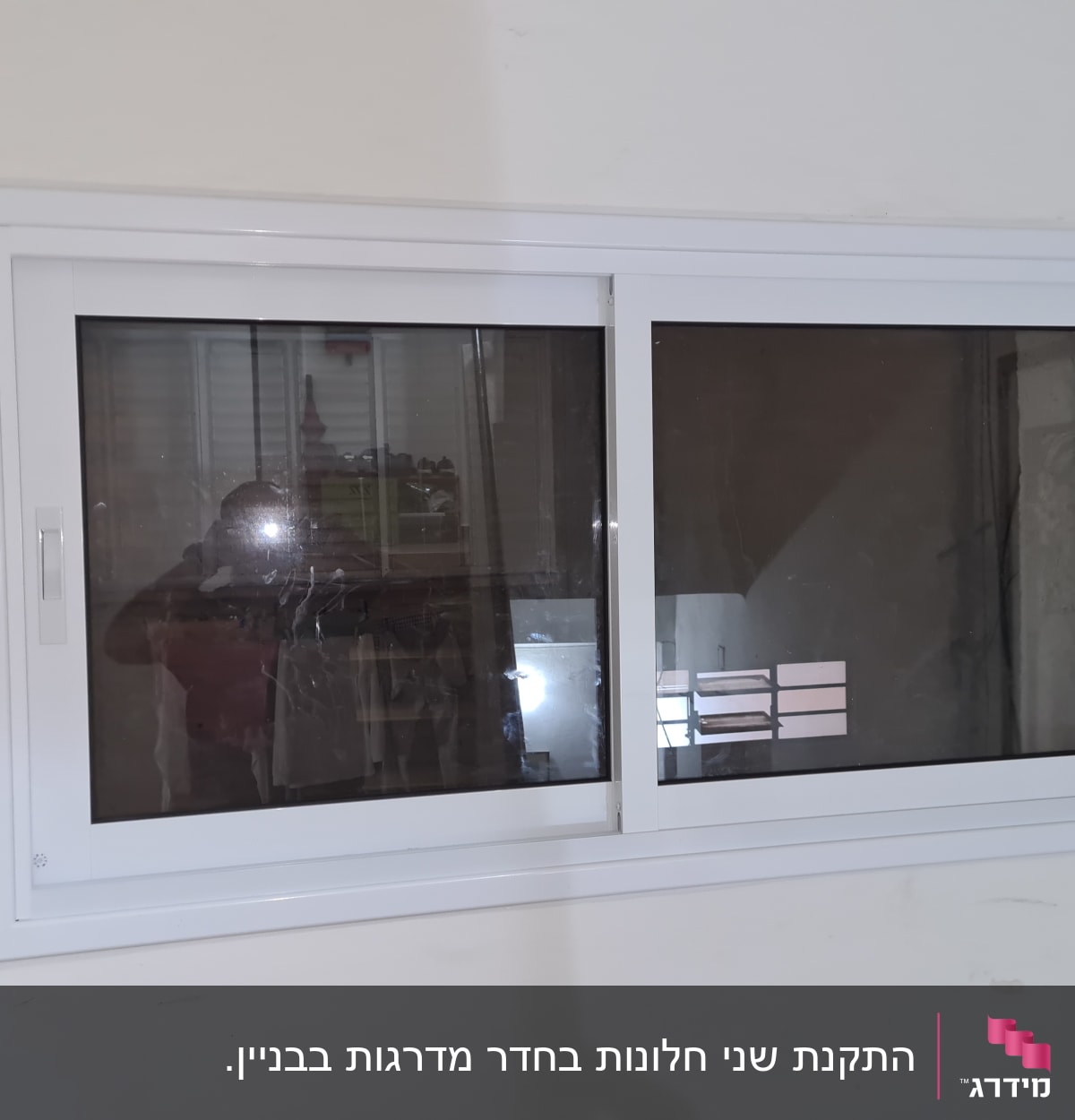 חלון עם תריסים סגורים ומסגרת לבנה